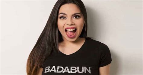 Lizbeth Rodríguez se baja la blusa para enseñar sus pechos